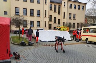 Unnötiger Ansturm auf Corona-Ambulanz in Reichenbach - Dienstag war noch alles ruhig, als Mitarbeiter des DRK Rettungsdienstes Zelte für die neue Ambulanz am Paracelsus-Klinikum Reichenbach aufbauten.