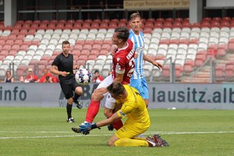 Unnötiger Elfmeter als Vorentscheidung bei Hitzeschlacht: Chemnitzer FC verliert auch in Cottbus - Der vorentscheidende Moment in Cottbus: CFC-Keeper David Wunsch rennt Energie-Kapitän Axel Borgmann über den Haufen, danach gab es Elfmeter für die Gastgeber.