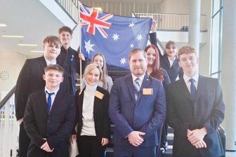 UNO-Simulation in Berlin: Schüler aus Niederwürschnitz widmen sich der Weltpolitik - Die Niederwürschnitzer Schüler und weitere Besucher um Schulleiterin Jenny Ines Geuthel (vorne, 2. v. l.) und Juraj Buchta.