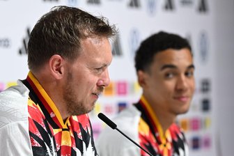 UNO-Spaß vor Finnland-Test - Chance für Karl und Undav - Julian Nagelsmann (l.) und Jamal Musiala (r.) sprechen bei der DFB-Pressekonferenz. 