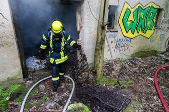 Unrat in Gebäude in Brand: Feuerwehreinsatz in Schneeberg - Es qualmte aus der Ruine. Die Einsatzkräfte der Feuerwehr konnten den Brand unter Atemschutz löschen.