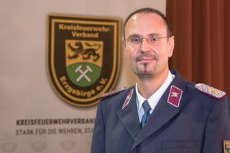 Unrechtmäßige Beförderung: Landkreis Nordsachsen will Dienstgradaffäre um Ex-Feuerwehrpräsident aufklären - Vizeverbandspräsident Gunnar Ullmann sagt, Innenminister Armin Schuster (CDU) habe dem Verband unabhängig von der Personalie Seitz das Vertrauen ausgesprochen.