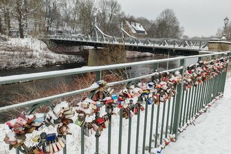 Unromantische Stadt? Warum Zwickauer für die Romantik keine Google-Suche brauchen - Nicht nur am Valentinstag ein Treffpunkt für verliebte Paare: das Liebesschloss-Geländer an der Zwickauer Paradiesbrücke.