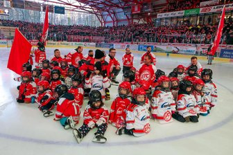 Unruhe beim ETC Crimmitschau: Der nächste Nachwuchstrainer reicht seine Kündigung ein - Mädchen und Jungen aus dem ETC-Nachwuchs waren in der Saison 2024/25 mehrfach vor Heimspielen der Eispiraten Crimmitschau mit auf dem Eis. Um die jüngeren Jahrgänge sollte sich David Seidl kümmern.