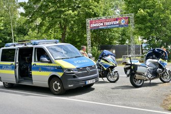 Unruhe beim Zwickauer Simson-Treffen: Warum die Polizei bereits 15 Anzeigen aufnehmen musste - Die Polizei war schon am Donnerstag mit zahlreichen Kräften rund um den Flugplatz im Einsatz.