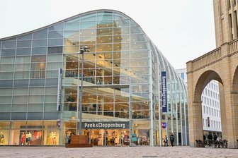 Unruhe in Chemnitz: Schaufenster am Neumarkt eingeschlagen - Peek & Cloppenburg und andere Geschäfte sind am Neumarkt in Chemnitz. Am Dienstag musste die Polizei anrücken.