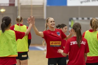 „Uns fehlen die wirtschaftlichen Mittel für einen größeren Kader“: BSV Sachsen Zwickau setzt vor dem fünften Bundesliga-Jahr auf Bodenständigkeit - Rückraumspielerin Julia Niewiadomska (Mitte) ist eine der neuen Spielerinnen beim BSV Sachsen Zwickau und kommt vom Meister HB Ludwigsburg.