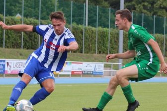 "Uns haben die Mittel gefehlt" - Der Mittweida Flügelspieler Christian Schmidt (l.) gab die Vorlage zum Führungstreffer von Nils König.