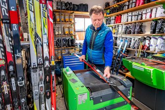 „Uns zieht es den Boden weg“: Lasche Winter setzen der Seiffener Sportwelt Preußler zu - In der Werkstatt werden die Leihski nach jeder Nutzung neu gewachst. Geschäftsführer Frank Preußler legt mit Hand an.