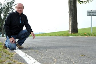 Unsanierter Straßenabschnitt zwischen Lippersdorf und Niedersaida soll dieses Jahr repariert werden - Der Lippersdorfer Ortsvorsteher Steffen Müller an dem rund 80 Meter langen, sanierungsbedürftigen Abschnitt der Straße zwischen Lippersdorf und Niedersaida. Die Decke soll dieses Jahr erneuert werden.