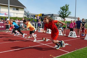 Unschlagbar: Zwei junge Leichtathletinnen dominieren Vorausscheid der Erzgebirgsspiele - Auch in der Altersklasse W 9 gaben die Teilnehmerinnen alles.