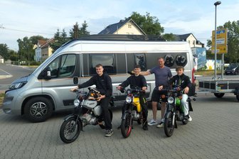 Unser Abenteuer mit der Simson: Drei Hainichener Schüler auf Moped-Tour zum Großglockner - Beim Start in Frankenberg (v. l.): Samuel Teuchert, Philipp Fuhrmann und Noel Schiffel sowie ihr Begleiter René Fuhrmann.