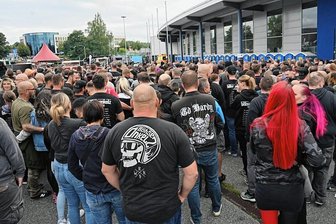 Der Gesellschaft abgewandt? Onkelz-Fans vor der Messe in Chemnitz. Für das Konzert selbst waren keine Pressefotografen zugelassen.