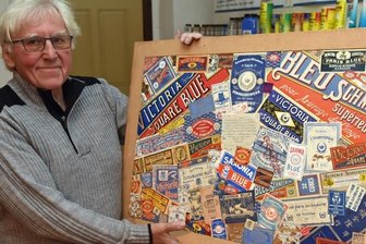Unser blaues Wunder - Geschäftsführer Gerd Bochmann zeigt eine Tafel der Markenschilder bzw. Namen von Wäscheblau, das weltweit exportiert wurde.