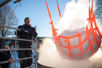 „Unser Dorf hat Wochenende“: Dieses Dorf im Vogtland sorgt beim MDR-Dreh mit einem Riesenkloß für Aufsehen - Die Einwohner haben einen 80 Kilogramm schweren XXL-Kloß für die Dreharbeiten der MDR-Sendung „Unser Dorf hat Wochenende“ gekocht.