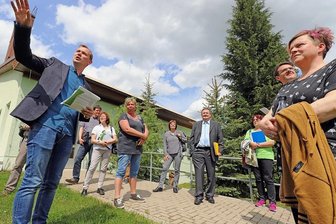 "Unser Dorf hat Zukunft": Niederbobritzsch greift nach der Krone - Die Projektverantwortlichen Martin Schneider (l.) und Susan Klimmer (r.) erläutern den Jurymitgliedern das Vorhaben "Biberplatz" vor dem "Goldenen Löwen".