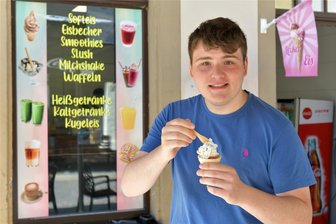 Unser großer Eis-Test: Hier ist es in Freiberg am günstigsten - Linus Hönig testet Eisdielen in Freiberg. Hier steht er vor „Shirins Eiseck“ in der Burgstraße/Ecke Akademiestraße und isst ein Stracciatella-Eis.