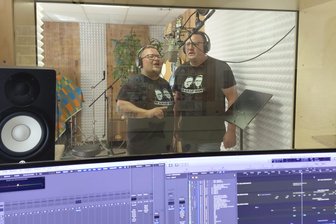 „Unser Gruß Glück Auf“: Zwei Erzgebirger und ihr großer Traum vom Stadion-Hit - Robert Rosemann (l.) und Marco Mittangk aus Oelsnitz nahmen kürzlich ihren ersten Song im Studio von Mirko Süß auf.