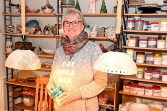 „Unser Gut“ in Lunzenau: Landluft statt Bürojob - so schmeckt das neue Leben der Uhlemanns - Anja Uhlemann in der Keramikwerkstatt in Lunzenau auf dem Hof „Unser Gut“.