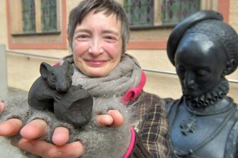 „Unser Herzensprojekt“: Maus von Kurfürstin Anna in Freiberg ist wieder da - Die Figur der Kurfürstin Anna in Freiberg hat ihre Maus wieder. Im Bild Künstlerin Jördis Meister aus Possendorf.