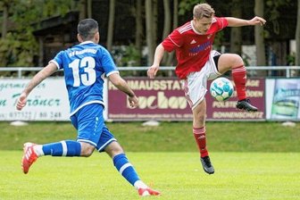 "Unser Mut ist der Schlüssel gewesen" - Im nächsten Moment tanzt Hans Schmieder (r.) seinen Bannewitzer Gegenspieler aus und erzielt das wichtige 2:0 für Fortuna.
