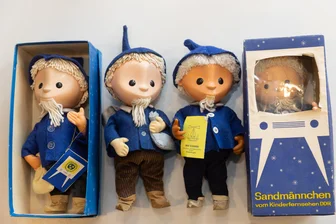 Unser Sandmännchen: Warum der Exportschlager aus dem Erzgebirge als erstes DDR-Markenprodukt gilt - Für Sandmännchen-Expertin Heidrun Wilkening ist das Herolder Püppchen das schönste. „Sein Kopf aus Polystyrol mit dem herzförmigen Gesicht macht ihn liebenswert“, so die Sammlerin weiter.