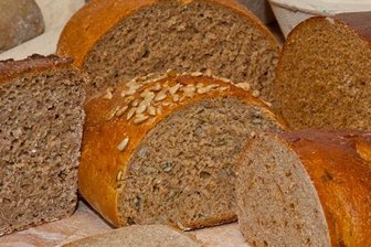 Vollkorn, Dinkel, Roggen oder mit Sonnenblumenkernen: Die deutsche Brotauswahl ist so groß wie nirgendwo auf der Welt, sagt der Zentralverband des Bäckerhandwerks. Die Bäcker wollen deshalb das deutsche Backwerk zum Weltkulturerbe erklären lassen. Vielerorts wird die Vielfalt jedoch nur mit Fertigbackmischungen aufrechterhalten.