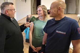 „Unser Verein für Natur und Umwelt“: In Leubsdorf wurden die besten Ideen prämiert - Preisgekrönte Vereine: Marcel Möckel vom Feuerwehrverein und Julia Endler vom Heimatverein (beide Kleinhartmannsdorf) wurden von Torsten Lange (v.r.). nach der Preisverleihung in Leubsdorf interviewt.