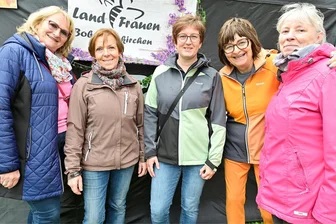 „Unsere Männer machen das doch auch“: Riesiges Interesse an neuer Landfrauen-Gruppe im Vogtland - Sie gehören zu den Landfrauen Bobenneukirchen: Ute Nietzschmann-Hahn, Elke Rödel, Anett Vorberger, Regina Pietracz und Bärbel Hofmann (von links).
