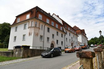 „Unsere Mieter müssen sich nicht sorgen“: Wie es für die kommunalen Wohnungen in Lunzenau weitergeht - Der Wohnungsbaugesellschaft Lunzenau gehören auch die Häuser August-Bebel-Straße 1 bis 5.