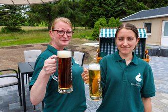 „Unsere Preise soll man sich leisten können“: Hotel im Erzgebirge öffnet Restaurant für Wanderer - Wohl bekomms! Marie-Viven Klein (l.) und Xenia Stranz bedienen auf der Sonnenterrasse.