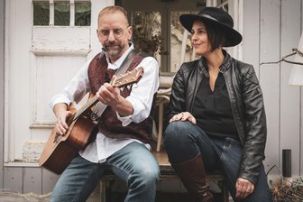 „Unsere Songs sollen auch im Radio gespielt werden“: Zwickauer Liedermacher-Duo veröffentlicht Debütalbum - Matthias Schwarz und Susanne Rudolph sind das Duo Lis Noir. Am Freitag erscheint ihr Album.