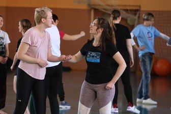 Unsicher auf Zwickaus Straßen unterwegs? Wie Frauen lernen, sich zu verteidigen - Josefine Lillge (23) und Emanuela Madre (26) (v.l.) lernen im Selbstverteidigungskurs an der WHZ, wie man sich aus unangenehmen Griffen befreit.