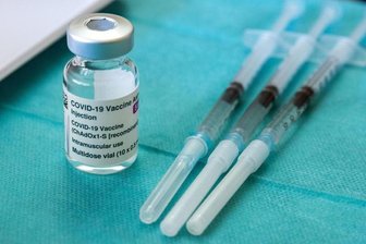            Drei vorbereitete Spritzen mit dem Corona-Impfstoff Astrazeneca liegen bereit.