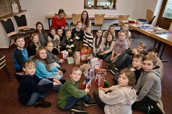 Unsichere Finanzsituation im Erzgebirgskreis stellt Jugendeinrichtung in Zschorlau vor ungewisse Zukunft - Die Klasse 4 der Grundschule Zschorlau war zur Weihnachtsfeier im EC-Jugendkeller Zschorlau – hinten im Bild Beate Förster, Leiterin der Einrichtung (li.) und Klassenlehrerin Isabel Frötschner.
