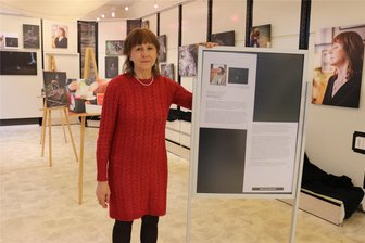 „Unsichtbare Wunden“: Ausstellung in Zwickau über Gewalt gegen Frauen endet am Freitag - Marion Niehle-Nitzsche in der Ausstellung im „Projekt 46“ vor Bildern, die Stationen ihres Lebens zeigen.