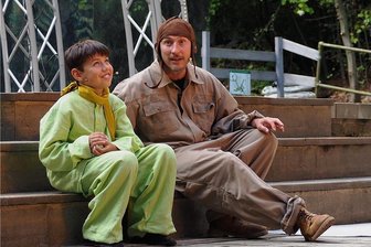 Unsterblicher "kleiner Prinz" jetzt auf der Küchwaldbühne - Tim Weigelt als Kleiner Prinz und Michael Weichesmüller als Pilot in der Inszenierung des "Kleinen Prinzen" auf der Küchwaldbühne, die am Samstag ihre Chemnitzer Premiere feierte. Bis 26. September wird das Stück sechzehnmal aufgeführt.