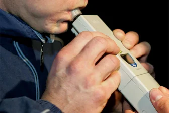 Unter Alkohol am Steuer Unfall in Oberplanitz verursacht: Polizei zieht Sünder aus dem Verkehr - Betrunkene Autofahrer sind in Zwickau und Crimmitschau nach Zeugenhinweisen erwischt worden.