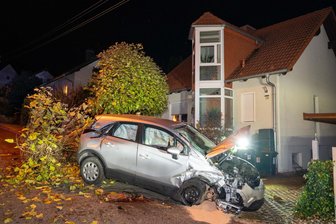 Unter Alkohol im Tiefflug: War beim Unfall in Döbeln der Bordstein die Rampe für den Opel? - Bruchlandung kurz vor einem Wohnhaus: In Döbeln ereignete sich am Sonntagabend ein spektakulärer Unfall.