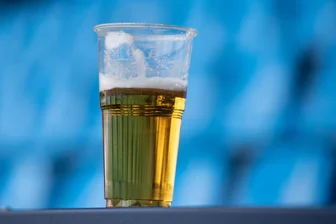 Unter Alkohol und ohne Führerschein: 34-Jähriger im Vogtland von Polizei gestoppt - Ein 34 Jahre alter Mann war in Auerbach mit einem Caddy unterwegs, nachdem er Alkohol getrunken hatte.