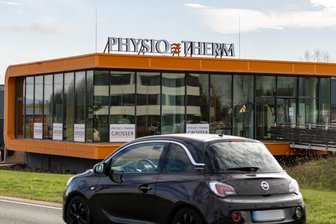 „Unter aller Sau“: Gekündigte Angestellte von Physiotherm im Vogtland packen aus - Die Gebäude der Treuener Firma Physiotherm sind kürzlich an den Nachbarn Goldbeck verkauft worden.