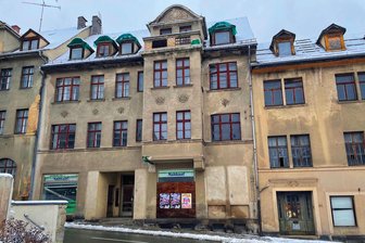 Unter dem Hammer: Haus im Vogtland wird in Berlin versteigert - Dieses Haus in Netzschkau wird im März versteigert.