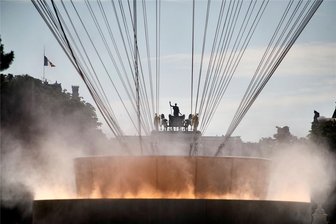 Unter dem Heißluftballon ist nur Wasser: Wo das echte olympische Feuer brennt - Erst aus der Nähe ist es zu erkennen: Das olympische Feuer ist gar keines. Es handelt sich um eine Installation mit 40 LED-Scheinwerfern, die das aus etwa 200 Düsen gespritzte Wasser in Form von Wasserdampf beleuchten.