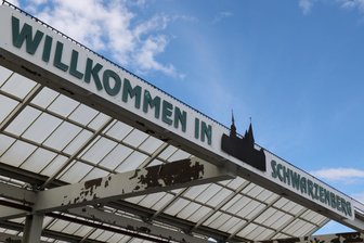 Unter dem „Willkommen in Schwarzenberg“ am Busbahnhof blättert mächtig der Lack - So sieht es derzeit an vielen Stellen der Überdachung des Busbahnhofs aus.