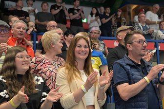Unter den Augen von Rennrodlerin Julia Taubitz: Auer Drittliga-Handballer vergeben Heimsieg in letzter Sekunde - Rennrodlerin Julia Taubitz feuerten ihren EHV an und darf sich jetzt Ehrenmitglied nennen.