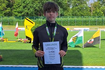 Unter den besten Leichtathleten aus Sachsen, Sachsen-Anhalt und Thüringen: Auerbacher Junge läuft mit neuer Bestzeit zu Bronze - Cornelius Tilch hat sich über 800 m noch einmal gesteigert und zur Mitteldeutschen Meisterschaft Bronze geholt.