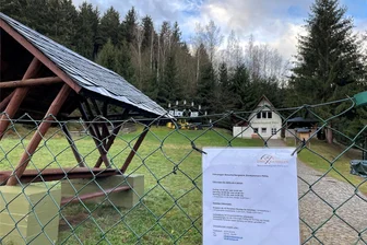 Unter der Oberfläche des Vereins Besucherbergwerk Pöhla rumort es gewaltig - Dieses Foto entstand am 3. Januar 2024. Zu diesem Zeitpunkt waren die aktuellen Hinweisschilder für Besucher bereits verschwunden. m Zaun hingen nur die allgemeinen Informationen zu Führungen.