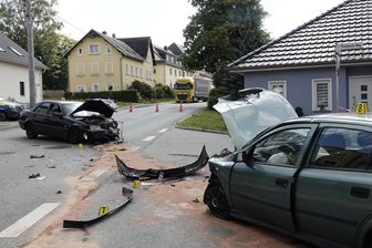 Unter Drogen in den Gegenverkehr: Kollision auf der B 173 - Kollision zwischen einem Opel und einem Mercedes auf der B 173 in Chemnitz-Mittelbach.