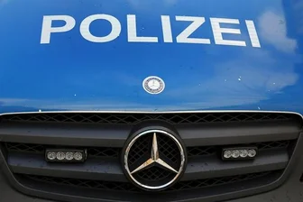 Unter Drogen stehnder Autofahrer fährt gegen Laterne -