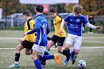 Unter Flutlicht drehen die Gäste auf - Für die Frankenberger Juniorenkicker mit Oliver Kindt und Connor Benedix (Nr. 11) war die Pokalreise am Buß- und Bettag zu Ende. 